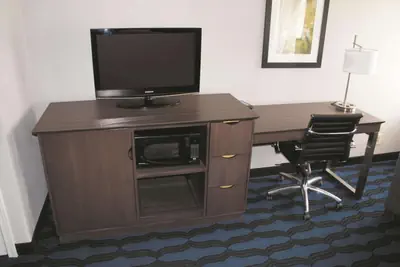 Photo 2 - La Quinta Inn & Suites by Wyndham St Louis Hazelwood North
