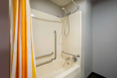 Photo 5 - La Quinta Inn & Suites by Wyndham St Louis Hazelwood North