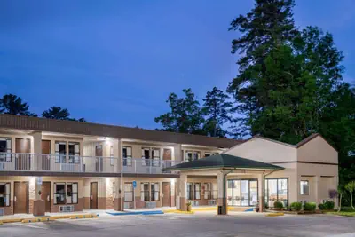 Photo 2 - Super 8 by Wyndham Gadsden AL