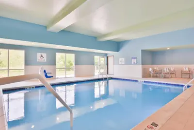 Photo 2 - Holiday Inn Express & Suites Salem by IHG