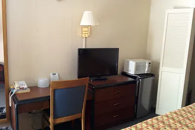 Photo 5 - Economy Inn Toledo-Perrysburg