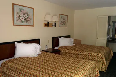 Photo 3 - Economy Inn Toledo-Perrysburg