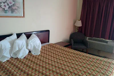 Photo 4 - Economy Inn Toledo-Perrysburg