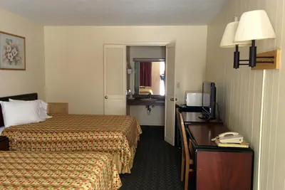 Photo 2 - Economy Inn Toledo-Perrysburg