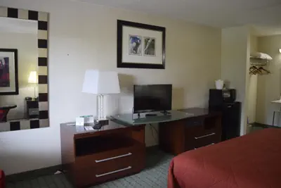 Photo 2 - Landmark Inn