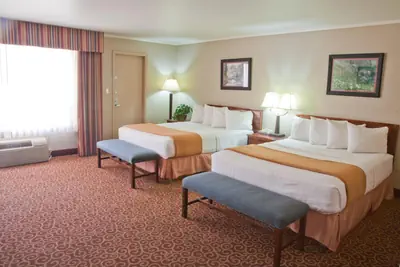 Photo 2 - Red Arrow Inn & Suites, a Travelodge by Wyndham