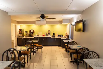 Photo 3 - Regency Inn