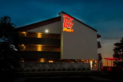 Photo 4 - Red Roof Inn PLUS+ Chicago - Naperville