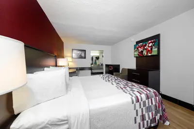 Photo 4 - Red Roof Inn Atlanta - Suwanee/Mall of Georgia