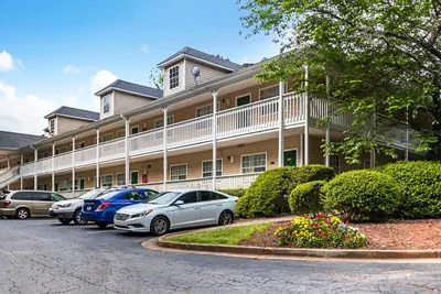 Photo 4 - HomeTowne Studios by Red Roof Atlanta – Lawrenceville