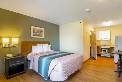 Photo 2 - HomeTowne Studios by Red Roof Chicago - Waukegan