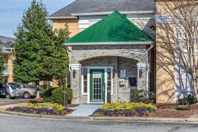 Photo 3 - HomeTowne Studios by Red Roof Atlanta - Peachtree Corners