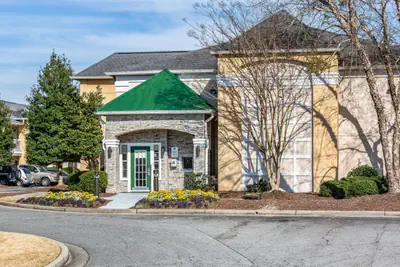 Photo 4 - HomeTowne Studios by Red Roof Atlanta - Peachtree Corners