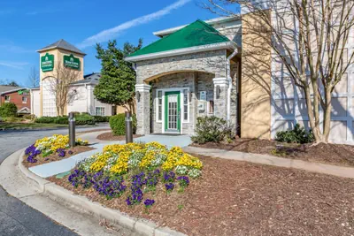 Photo 5 - HomeTowne Studios by Red Roof Atlanta - Peachtree Corners