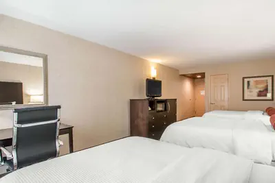 Photo 5 - Clarion Inn Elmhurst - Oak Brook near I-88, I-290, I-294