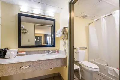 Photo 4 - Econo Lodge Kearney - Liberty