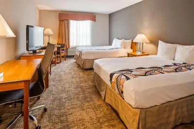 Photo 3 - Best Western Inn & Suites - Midway Airport