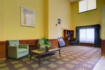 Photo 2 - Holiday Inn Express Hotel & Suites Kansas City Sports Complex by IHG