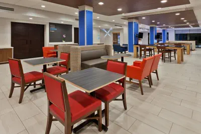 Photo 5 - Holiday Inn Express & Suites - Fayetteville by IHG