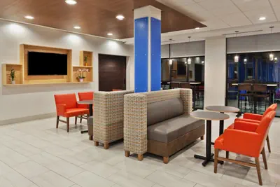 Photo 4 - Holiday Inn Express & Suites - Fayetteville by IHG