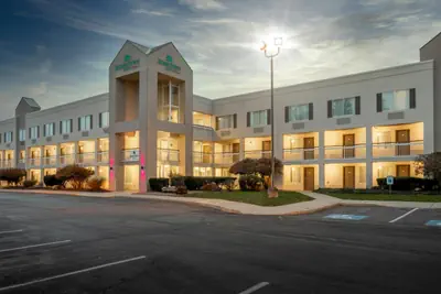 Photo 2 - HomeTown Inn by Red Roof East Syracuse