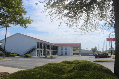 Photo 2 - Econo Lodge Crystal Coast