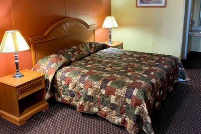 Photo 4 - Plaza Inn Springfield
