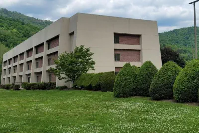 Photo 2 - Bay Mountain Inn Cherokee Smoky Mountains