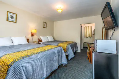 Photo 2 - Parkway Inn