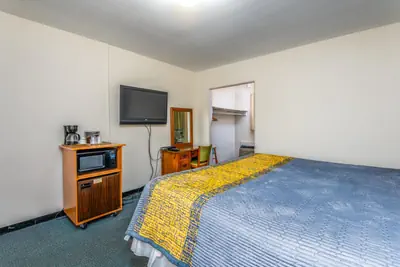 Photo 3 - Parkway Inn