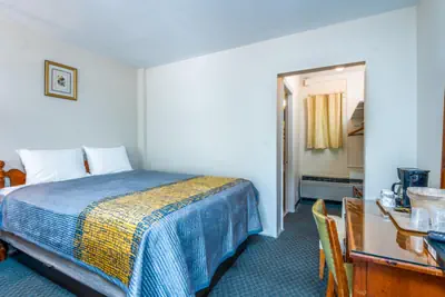 Photo 4 - Parkway Inn