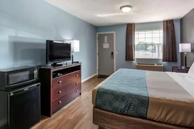 Photo 4 - Econo Lodge Inn & Suites Sandusky South