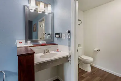 Photo 3 - Econo Lodge Inn & Suites Sandusky South
