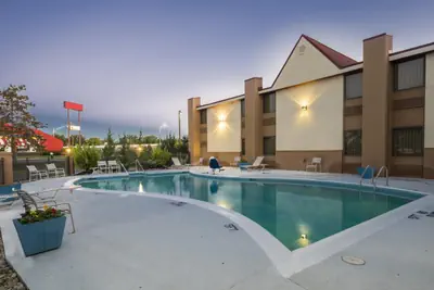 Photo 5 - Red Roof Inn & Suites Cincinnati North-Mason