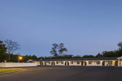 Photo 4 - Red Roof Inn Neptune - Jersey Shore
