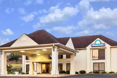 Photo 2 - Days Inn by Wyndham Sanford