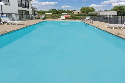 Photo 4 - Days Inn by Wyndham Sanford