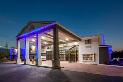 Photo 2 - Days Inn by Wyndham Sandusky Cedar Point