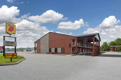 Photo 2 - Super 8 by Wyndham Sandusky