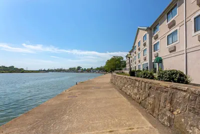 Photo 2 - Comfort Inn River's Edge