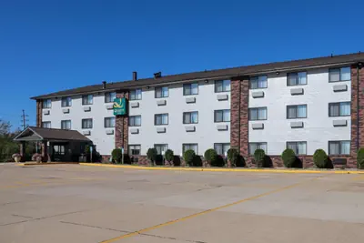 Photo 4 - Quality Inn & Suites Bloomington I-55 and I-74