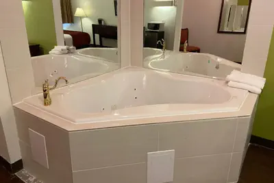 Photo 2 - Skylight Inn Willoughby - Cleveland Mentor