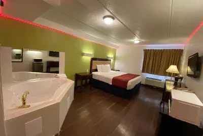 Photo 4 - Skylight Inn Willoughby - Cleveland Mentor