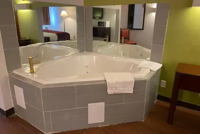 Photo 5 - Skylight Inn Willoughby - Cleveland Mentor