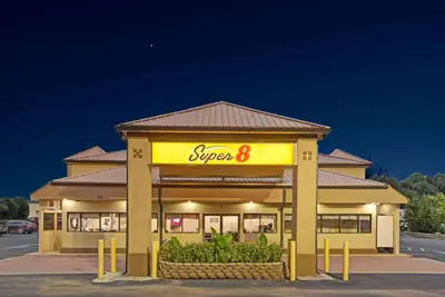 Photo 2 - Super 8 by Wyndham Suwanee