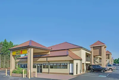 Photo 3 - Super 8 by Wyndham Suwanee