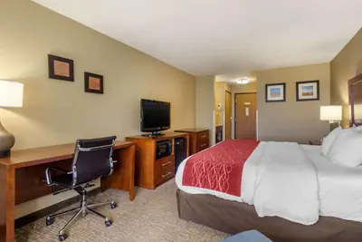 Photo 2 - Comfort Inn & Suites Pittsburg KS