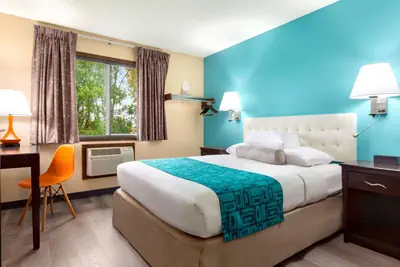 Photo 5 - Howard Johnson by Wyndham Waterloo/Cedar Falls