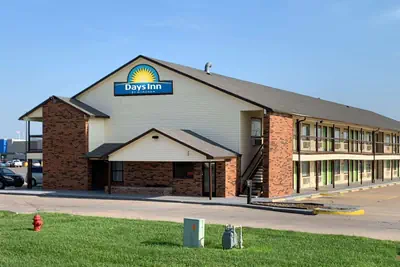 Photo 2 - Days Inn by Wyndham Pratt