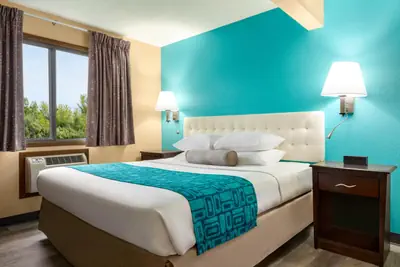 Photo 2 - Howard Johnson by Wyndham Waterloo/Cedar Falls